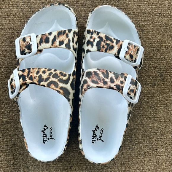 Leopard Summer Sandal. Adjustable Strap. (7) New. Cushioned Footbed. AnimalLover - Picture 2 of 5